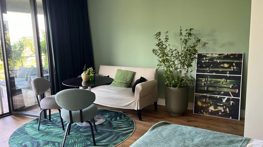 Modernes Wohnzimmer mit grüner Deko und Balkon