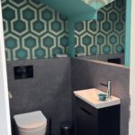 Modernes kleines Badezimmer mit geometrischer Tapete und Wand-WC