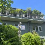Moderner Balkon mit vielen Pflanzen und blauem Himmel
