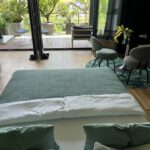Modernes Schlafzimmer mit Balkon und Gartenblick