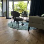 Modernes Wohnzimmer mit Sesseln und offener Terrassentür