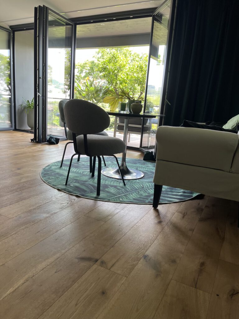 Modernes Wohnzimmer mit Sesseln und offener Terrassentür