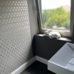 Modernes Badezimmer mit Hasenfigur am Fenster